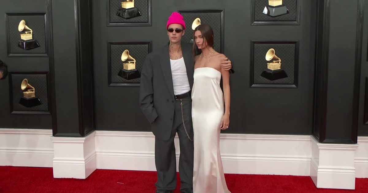 Video: Justin Bieber và Hailey Bieber sánh đôi trên thảm đỏ Grammy 2022 |  Báo Dân trí