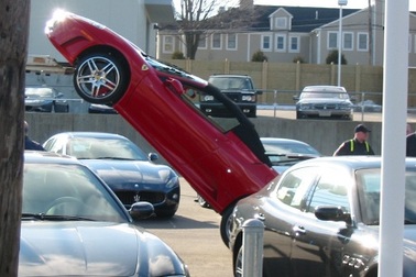 Video: Xe Ferrari rơi ngược khỏi xe tải