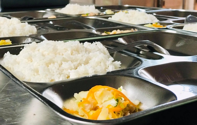 Bữa trưa 15.000 đồng và giấc mơ được ăn cơm nóng ở lớp - 10 Bữa trưa 15.000 đồng và giấc mơ được ăn cơm nóng ở lớp - 10