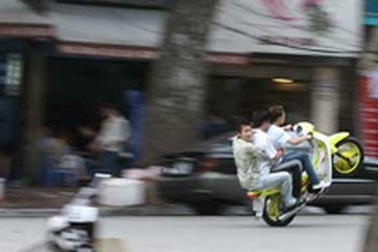 “Nghệ sĩ học trò” náo loạn đường phố