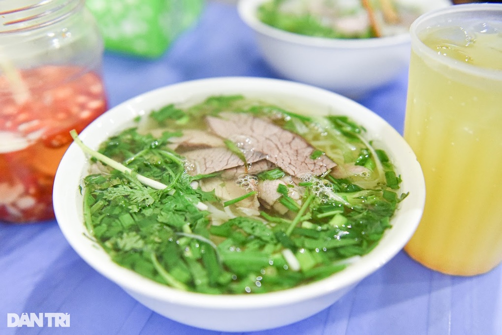 Bún, phở Hà Nội núp ngõ hẹp, chân cầu thang, khách vẫn nườm nượp - 11