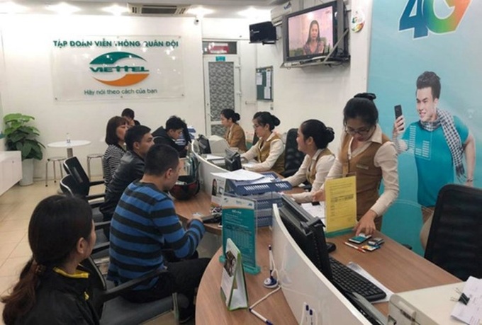 Nhiều người dân cuống cuồng đi bổ sung, cập nhật thông tin vì lo thuê bao di động bị khoá