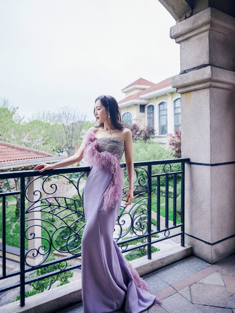 Choáng trước đôi chân gầy tong teo của Dương Mịch - 8