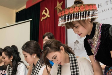 Mỹ Linh cùng các người đẹp xếp thêm sách quý cho thư viện Lào Cai