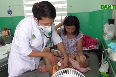 Xếp hàng đưa con đi khám bệnh tay chân miệng ở TPHCM