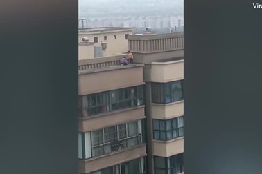 "Thót tim" trước cảnh cậu bé "nghịch dại" nhảy qua mái tòa nhà... 22 tầng
