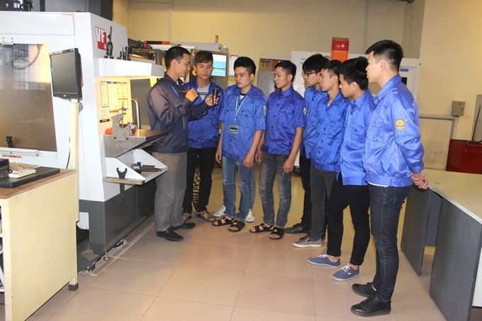 Sinh viên thực hành CNC