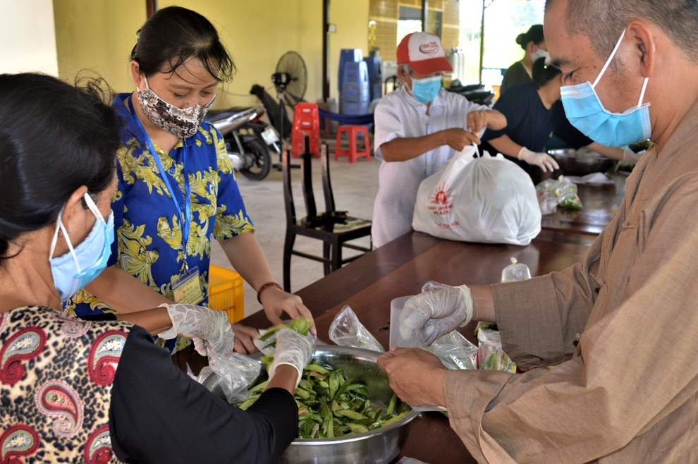 Hàng ngàn suất cơm nghĩa tình gửi những người kẹt lại bệnh viện do Covid - 4 Hàng ngàn suất cơm nghĩa tình gửi những người kẹt lại bệnh viện do Covid - 4