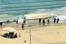 Ca nô chở 26 du khách lật trên biển Quy Nhơn: Khách đã xuống gần hết