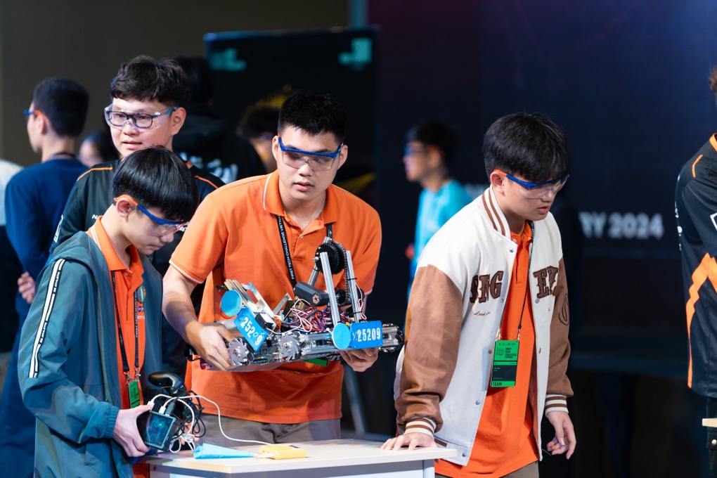 Học sinh phổ thông toàn quốc tranh tài tại giải robot FTC quy mô toàn cầu - 2 Học sinh phổ thông toàn quốc tranh tài tại giải robot FTC quy mô toàn cầu - 2