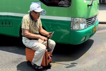 Du khách Trung Quốc cưỡi vali chạy giữa đường ở TPHCM