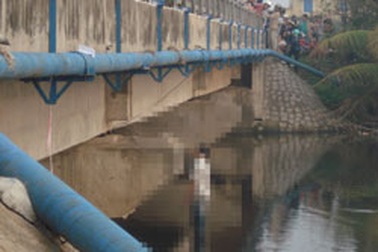 Một người đàn ông treo cổ dưới thành cầu