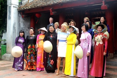 Đệ nhị phu nhân nước Mỹ thăm Văn Miếu