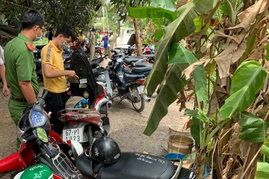 Cảnh sát hình sự giả nông dân, bắt sòng bạc nằm sâu trong nội đồng