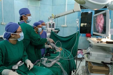 Bé 7 tuổi tức ngực, phát hiện tim nằm bên phải