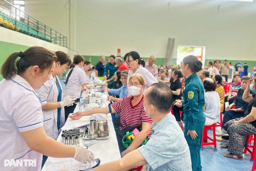 Hơn 1.000 người không thể đi lại ở TPHCM được khám sức khỏe tại nhà - 1