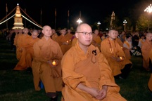 Hơn 1.000 người thành kính thắp đèn hoa đăng trong lễ Vu lan báo hiếu