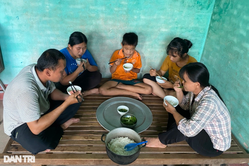 Mẹ đau yếu, bố liệt nửa người, 2 đứa trẻ run rẩy ước mơ không phải bỏ học - 5 Mẹ đau yếu, bố liệt nửa người, 2 đứa trẻ run rẩy ước mơ không phải bỏ học - 5