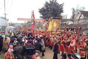 Hàng vạn người trẩy hội đền Quả Sơn
