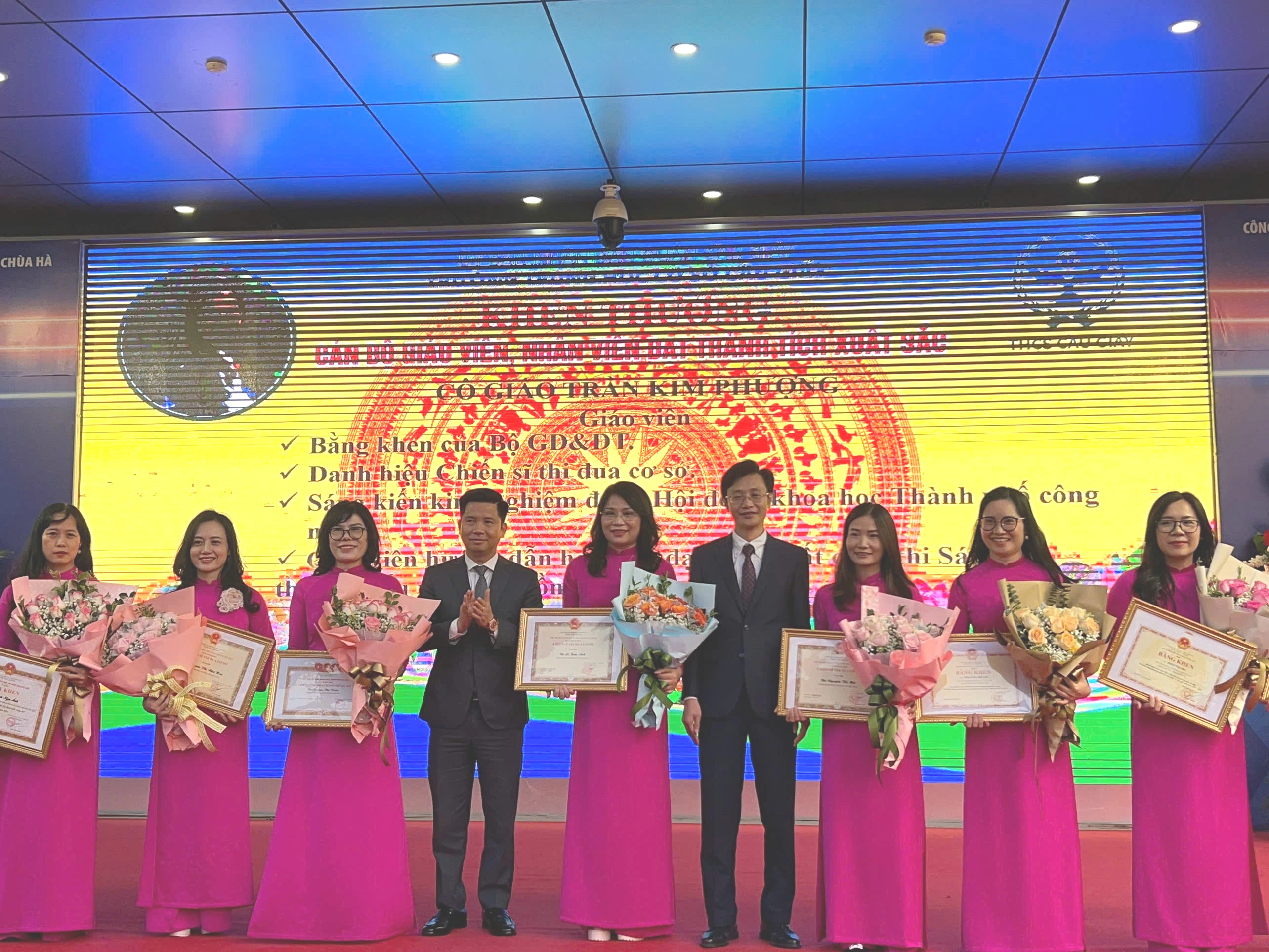 សិស្សសរសេរស្គ្រីបផ្ទាល់ខ្លួននិងធ្វើភាពយន្តអំពីគ្រូរបស់ខ្លួនគ្មាននរណាបាត់ខ្លួន - ៣ Học sinh tự lên kịch bản, làm phim về thầy cô không thiếu một ai - 3