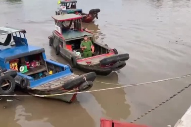 Cảnh sát khởi tố cán bộ hải quan, khám xét các địa điểm buôn lậu dầu