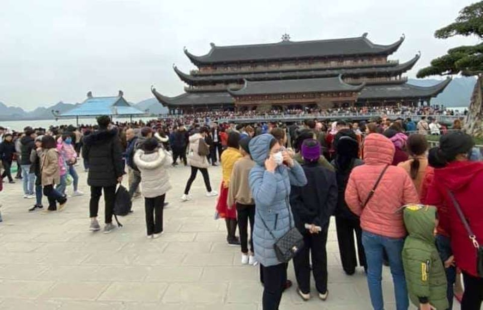 Biển người nườm nượp đổ về ngôi chùa lớn nhất thế giới ở Hà Nam - 1 Biển người nườm nượp đổ về ngôi chùa lớn nhất thế giới ở Hà Nam - 1