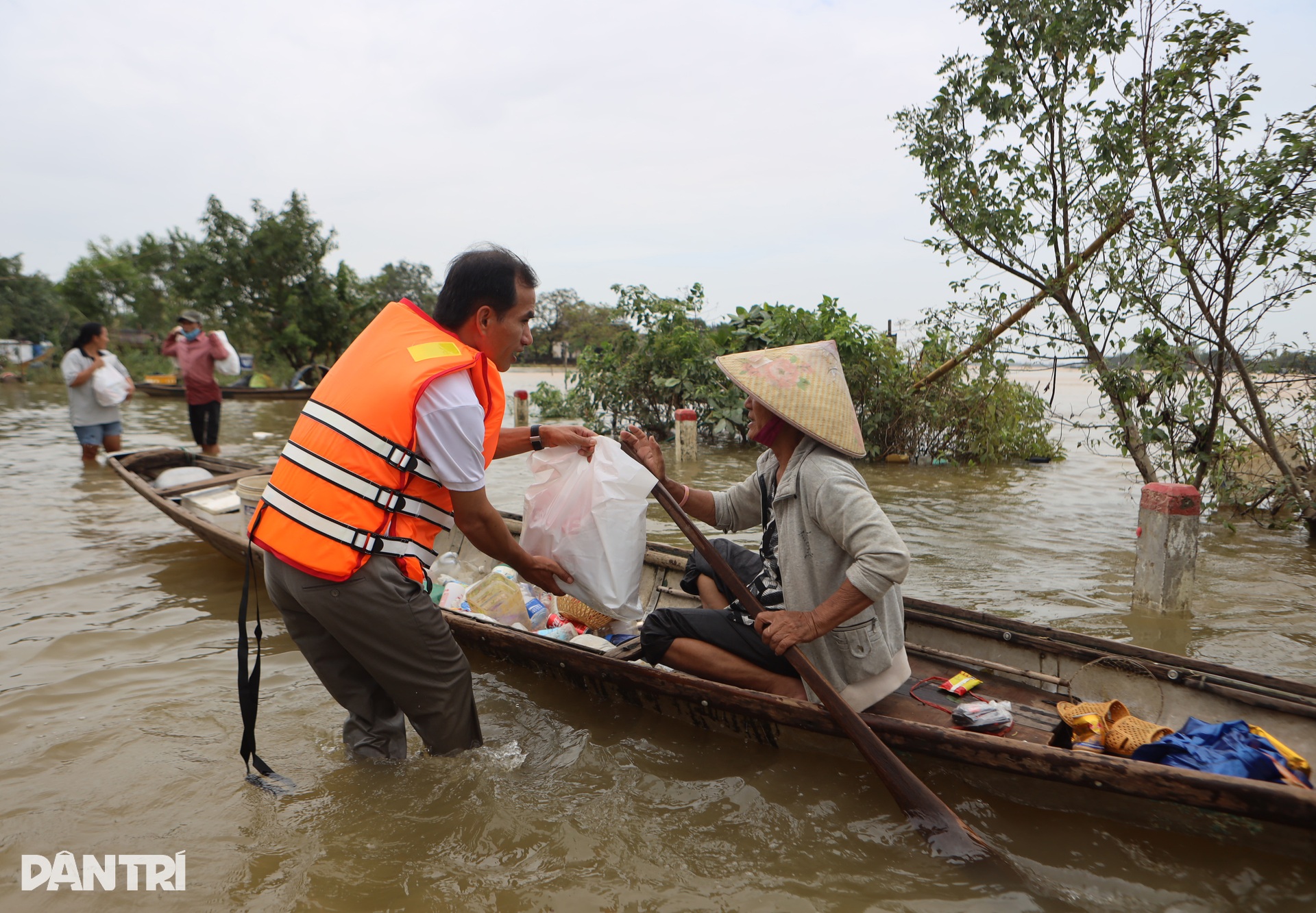 Báo Dân trí ngày đêm mang túi an sinh đến với cư dân vùng lũ ở ngã ba sông - 9 Báo Dân trí ngày đêm mang túi an sinh đến với cư dân vùng lũ ở ngã ba sông - 9