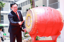 Chủ tịch Quốc hội dự lễ khai giảng năm học mới ở huyện nghèo Kỳ Sơn