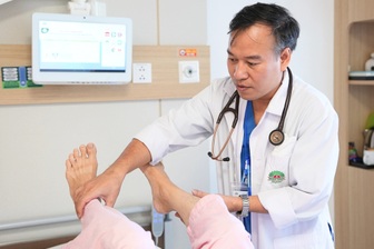 Đau đầu dữ dội, bất thường: Có thể là tín hiệu xuất huyết não nguy hiểm