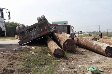 Xe đầu kéo nổ lốp, lật ngửa trên quốc lộ