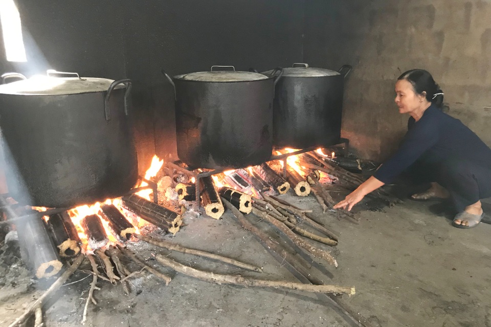 Quảng Trị: Thợ gói chưng, bánh tét bán nguyệt tất bật ngày giáp Tết - 5 Quảng Trị: Thợ gói chưng, bánh tét bán nguyệt tất bật ngày giáp Tết - 5