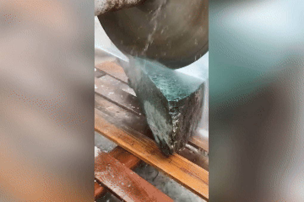 Thợ mài ngọc mỗi ngày đều xé túi mù, lỡ tay là bay ngay... bạc tỷ - 1 Thợ mài ngọc mỗi ngày đều xé túi mù, lỡ tay là bay ngay... bạc tỷ - 1