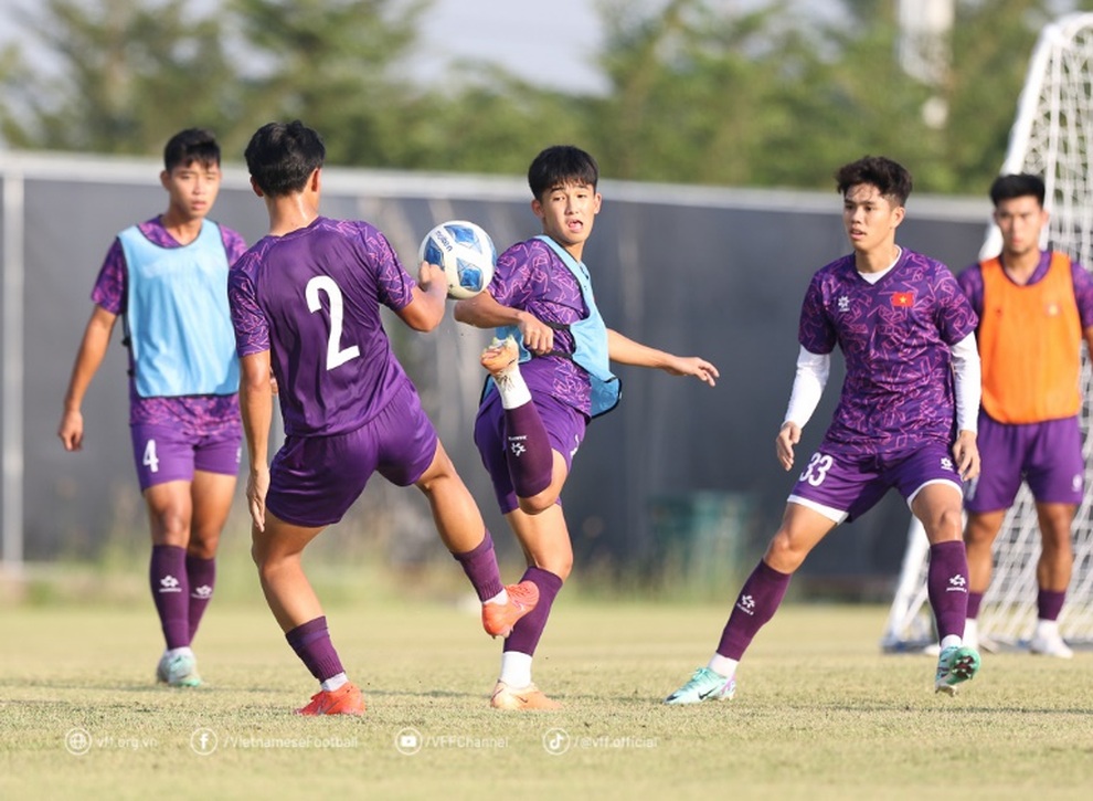 HLV Hứa Hiền Vinh yêu cầu U19 Việt Nam phải thắng U19 Lào - 2 HLV Hứa Hiền Vinh yêu cầu U19 Việt Nam phải thắng U19 Lào - 2