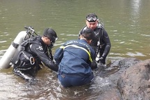 Phát hiện thi thể hai trẻ nhỏ dưới hồ nước sau nhà