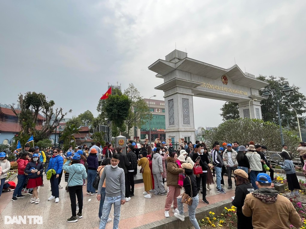 Ngày mùng 7 Tết, hàng ngàn người tới thăm Cửa khẩu quốc tế Lào Cai - 12 Ngày mùng 7 Tết, hàng ngàn người tới thăm Cửa khẩu quốc tế Lào Cai - 12