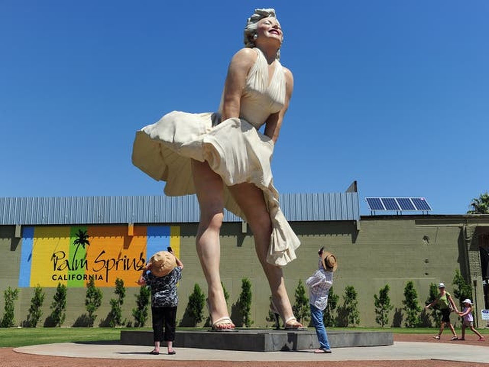 Tượng Marilyn Monroe bị gió làm tốc váy có xúc phạm phụ nữ không? - 3 Tượng Marilyn Monroe bị gió làm tốc váy có xúc phạm phụ nữ không? - 3