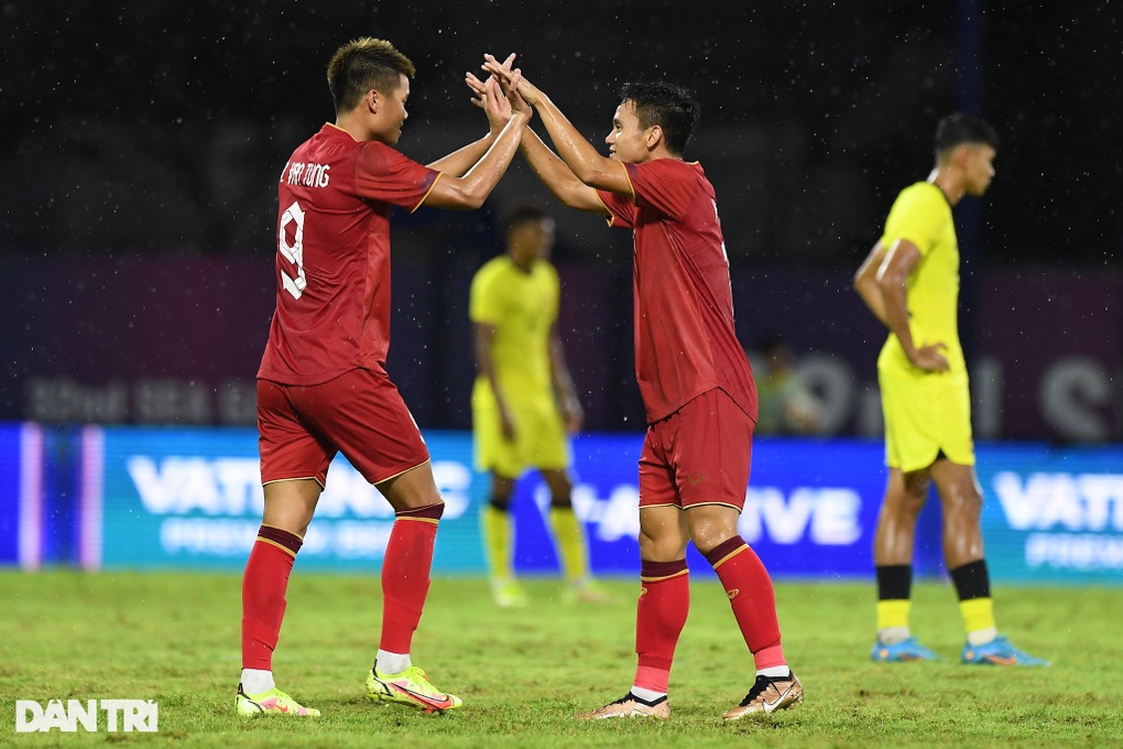 Văn Tùng tỏa sáng tại SEA Games 32: Niềm tự hào của CLB Hà Nội - 2 Văn Tùng tỏa sáng tại SEA Games 32: Niềm tự hào của CLB Hà Nội - 2