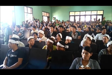 Rất đông người dân đến theo dõi phiên xử