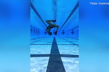 Vũ nữ nóng bỏng đi giày cao gót... nhảy múa dưới nước