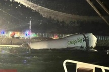 Máy bay trượt khỏi đường băng lao xuống biển ở Hong Kong, 2 người chết