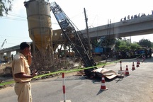 Cần cẩu tuột cáp, 3 mẹ con chết thảm