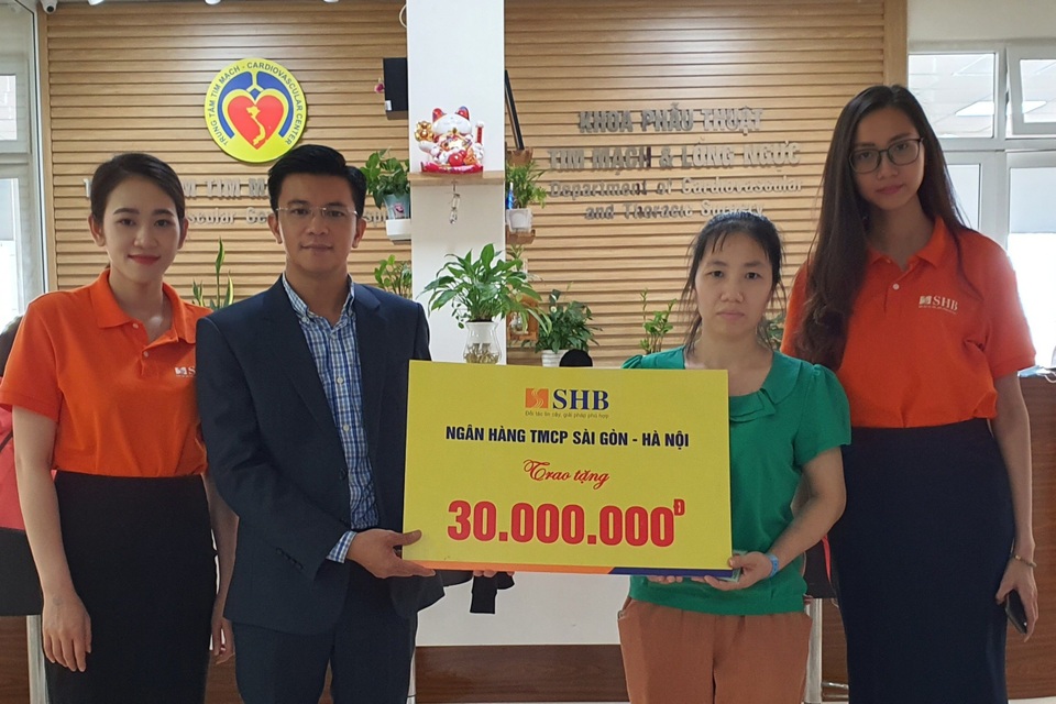 Người đàn ông mắc bệnh hiểm đón nhận 30 triệu đồng từ ngân hàng trao tặng - 1 Người đàn ông mắc bệnh hiểm đón nhận 30 triệu đồng từ ngân hàng trao tặng - 1