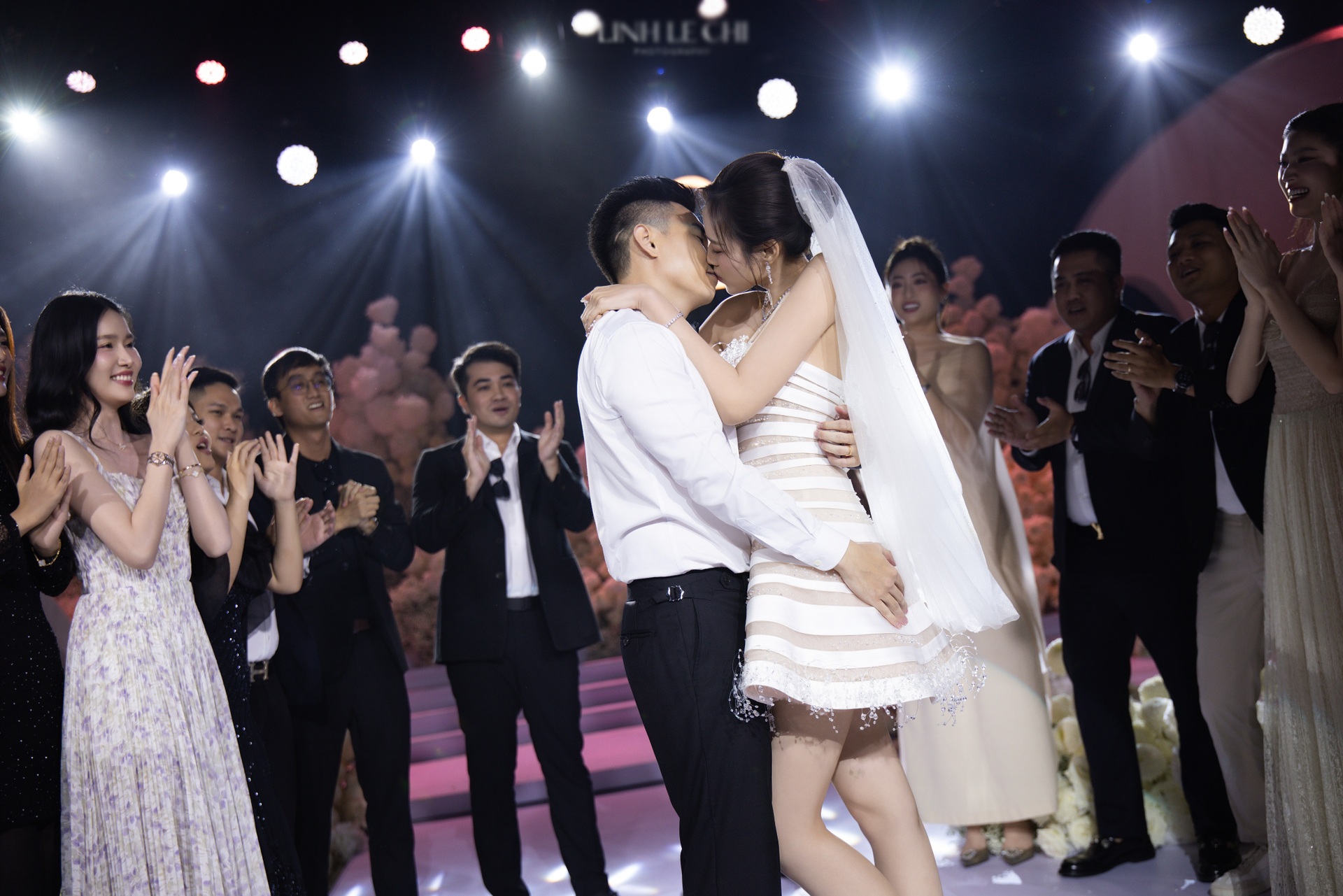 Hoa hậu Đỗ Thị Hà và chồng doanh nhân khóa môi tình tứ tại lễ cưới Hà Nội - 14