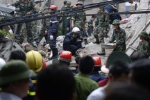 “Tôi thấy cánh tay vẫy kêu cứu từ ngôi nhà sập”