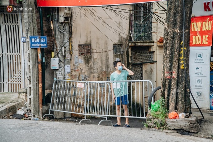 Ảnh: Cận cảnh phong tỏa con ngõ nơi nữ kế toán ở Hà Nội sinh sống, nghiêm ngặt việc nhận hàng từ bên ngoài - Ảnh 8.