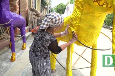 Ngựa giấy "khủng" xếp hàng chờ "tháng cô hồn"