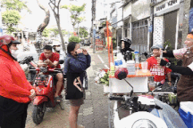 Chủ cà phê vỉa hè khiến dân công sở mỗi sáng sớm mở livestream nghe 2 tiếng