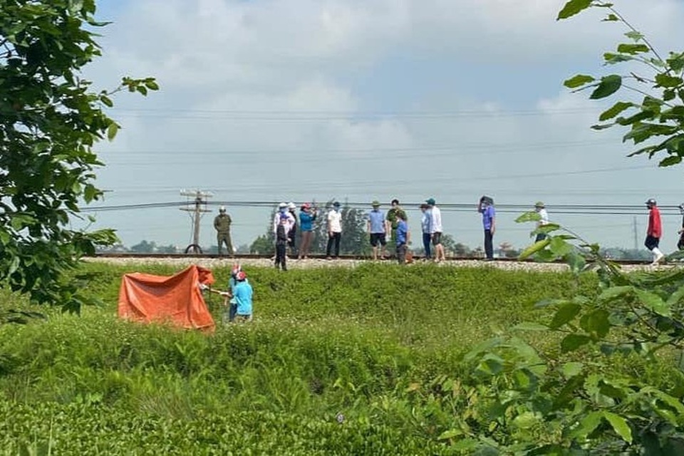 Hiện trường phát hiện cháu bé đã tử vong trước đó. Hiện trường phát hiện cháu bé đã tử vong trước đó.