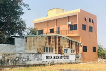 Dẫn giải nhiều người từ Tịnh thất Bồng Lai đến trụ sở công an để điều tra