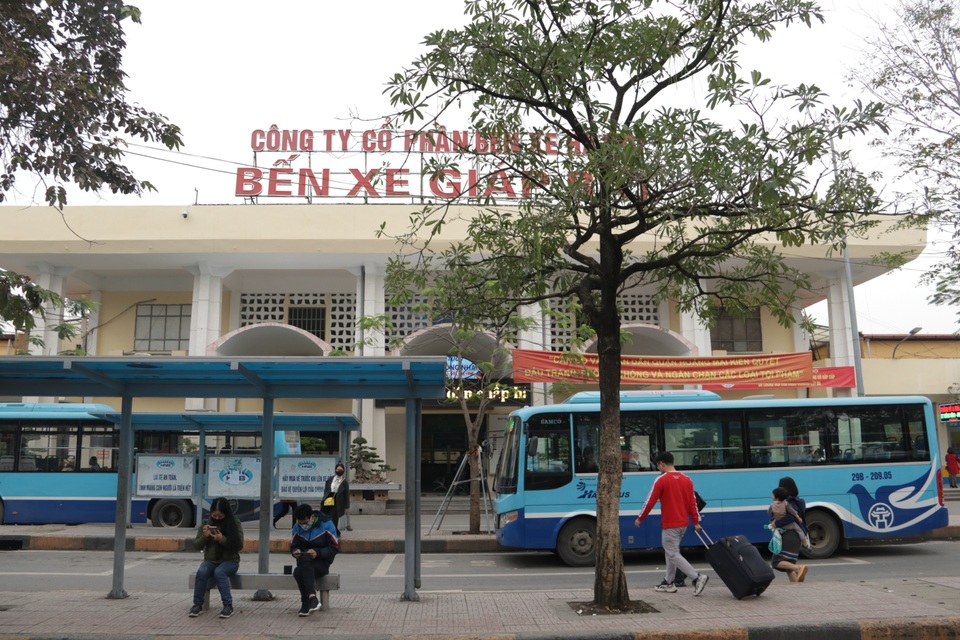 Tình cảnh vài ba khách giữa hàng trăm ghế trống tại các bến xe Hà Nội - 1 Tình cảnh vài ba khách giữa hàng trăm ghế trống tại các bến xe Hà Nội - 1